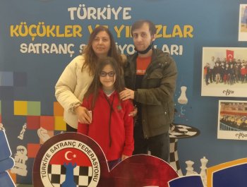 Türkiye Yaş Grupları Şampiyonası 11 Yaş kızlarda 8. ile eş puanla 12. olarak milli takım havuzuna giren Doğa Pırıl Buzlu