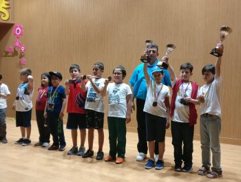 Mektebim Kolejinden FYAkademi'ye 5 Kupa 9 Madalya