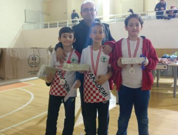Hayat Okulları Satranç Turnuvası'ndan bütün birincilikler FYAkademi'ye
